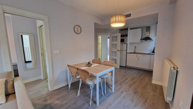 Cocina comedor con mesa 