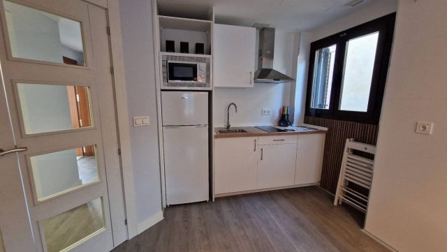 Cocina con armarios al lado