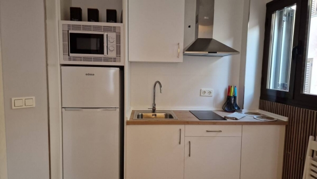 Cocina con armarios blancos