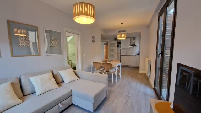 Sala amplia con mesa