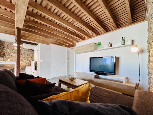 Sala amplia con un sofa 