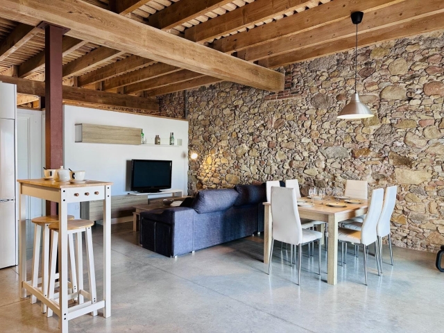 Sala amplia con una mesa