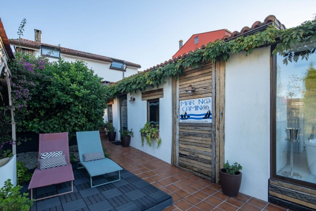 Amplia terraza con hamacas