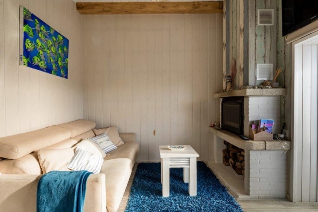 Sala amplia con chimenea