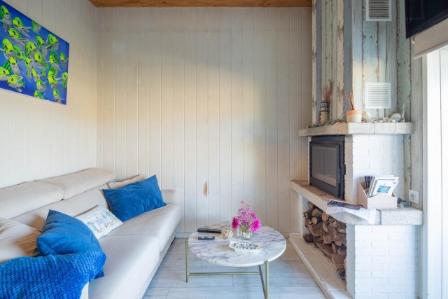 Sala amplia con chimenea