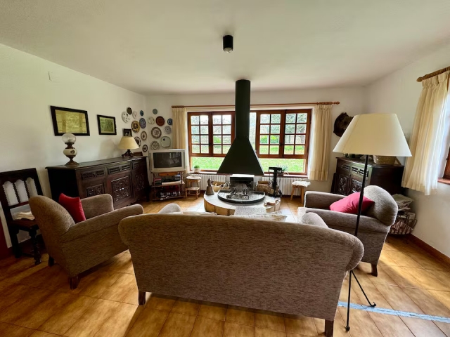 Sala amplia con chimenea