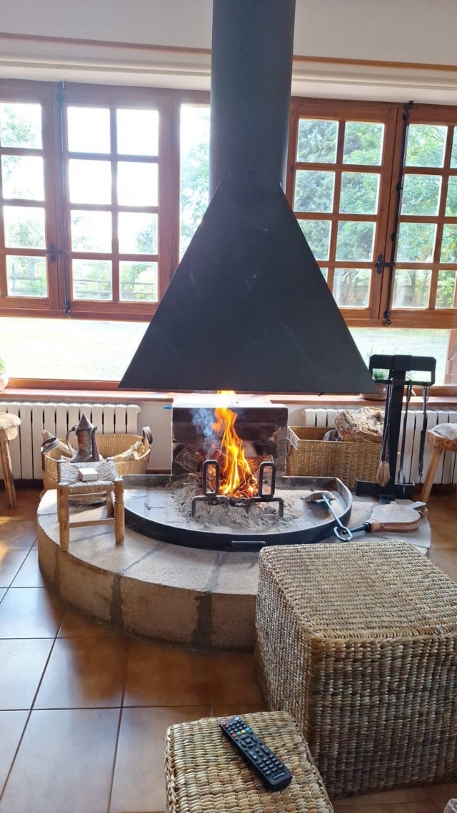 Sala amplia con chimenea