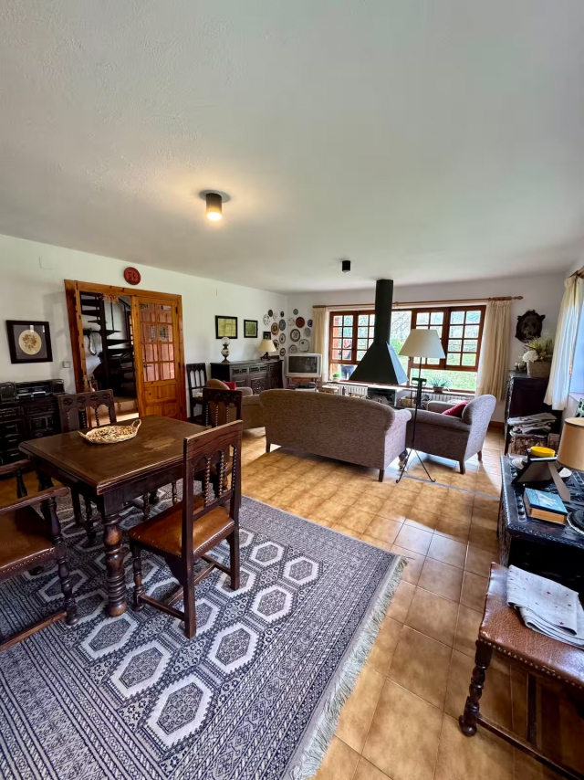 Sala amplia con mesa 