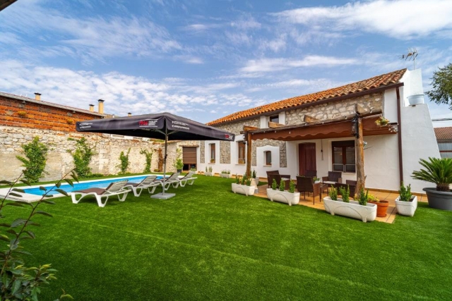 Acceso a la casa con piscina