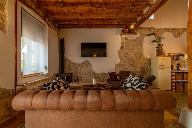 Sala amplia con chimenea