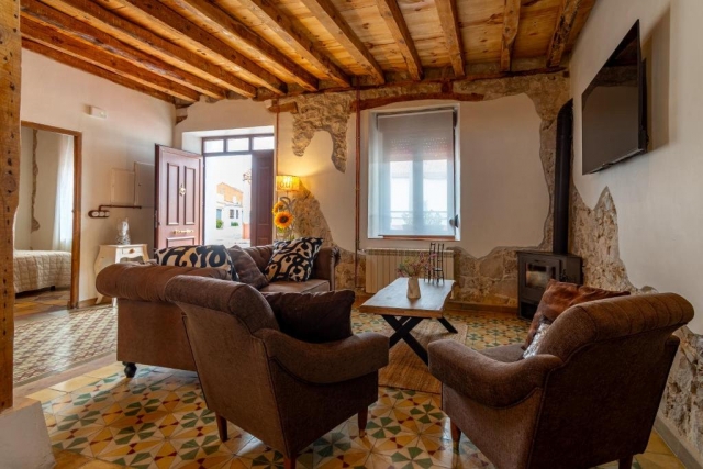 Sala amplia y puerta 