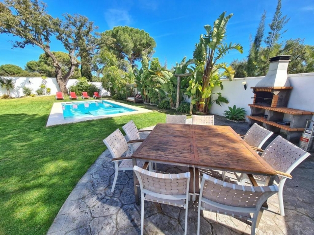 Amplia barbacoa y piscina