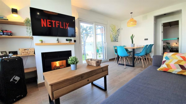 Sala amplia con chimenea