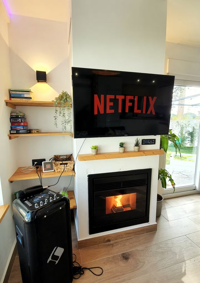 Sala amplia con chimenea