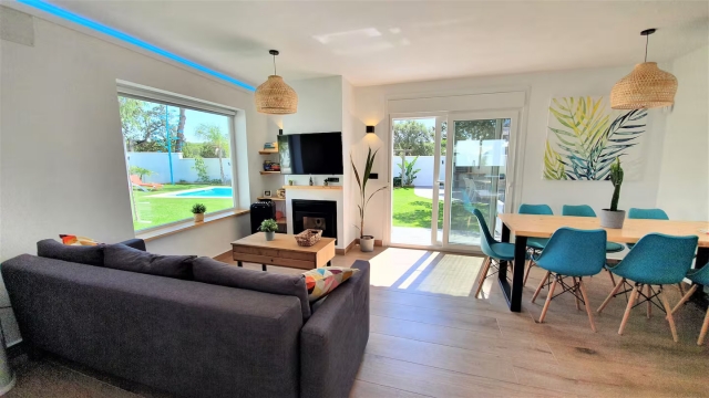 Sala amplia con mesa 