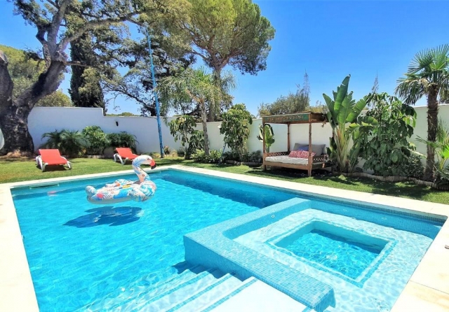Vistas de la piscina y jacuzzi