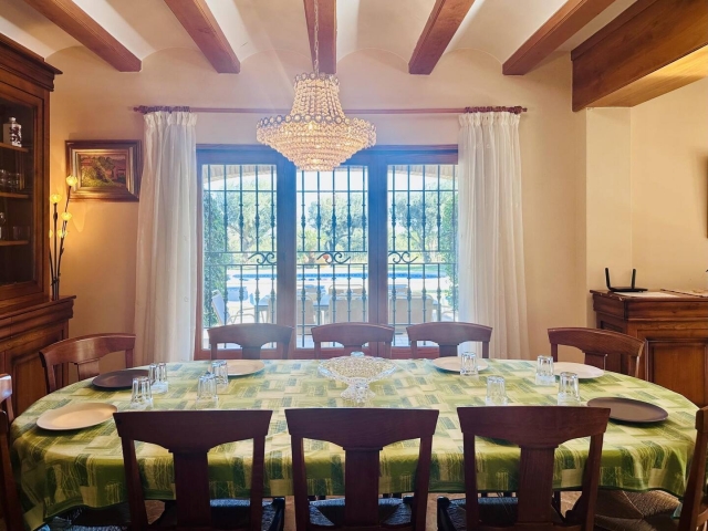 Sala de estar con mesa 