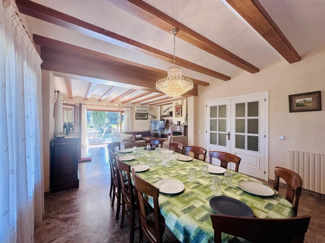 Sala de estar con mesa 