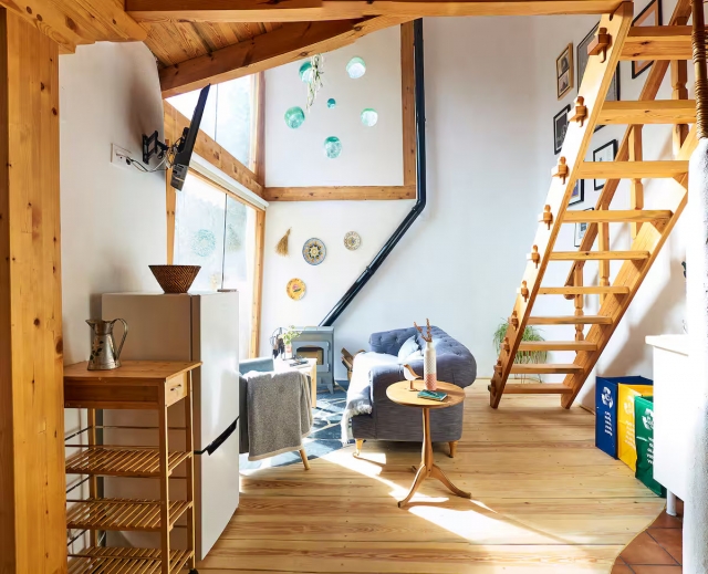 Sala amplia con chimenea