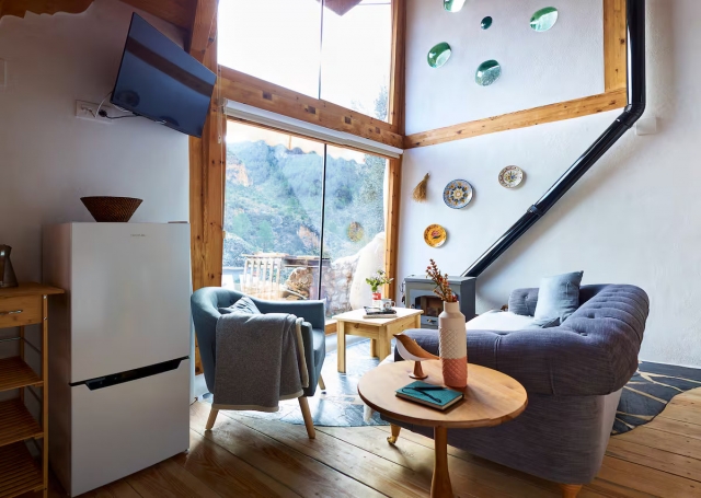 Sala amplia con cristaleras