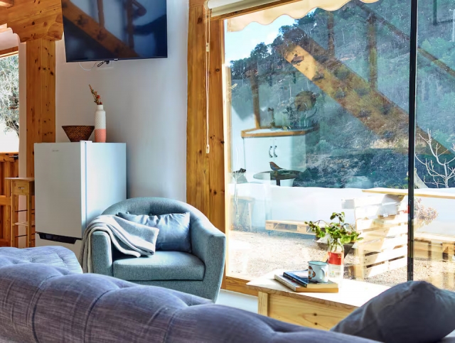 Sala amplia con cristaleras