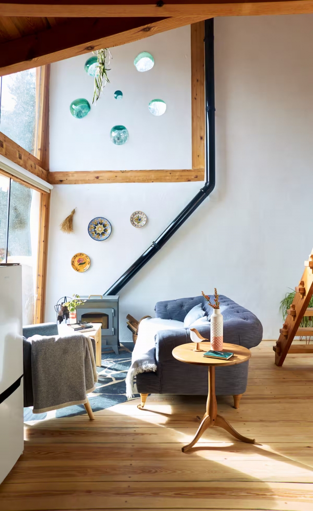 Sala amplia con la chimenea