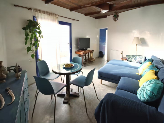 Sala amplia con mesa 