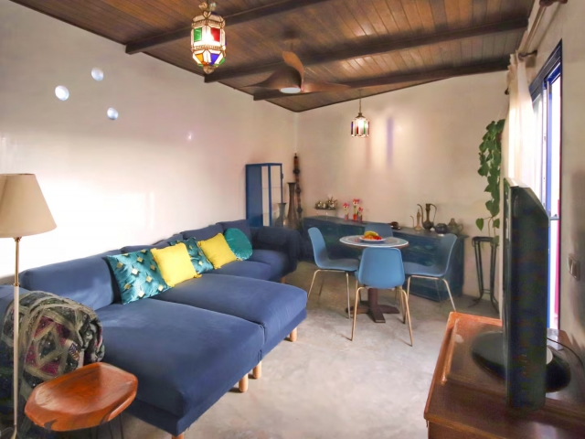 Sala amplia con mesa y tele