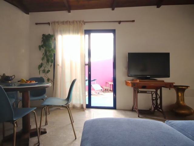 Sala amplia y salida