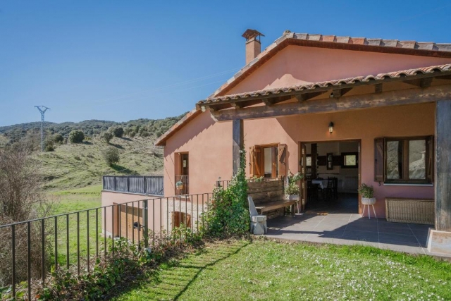 Amplia entrada con jardin 