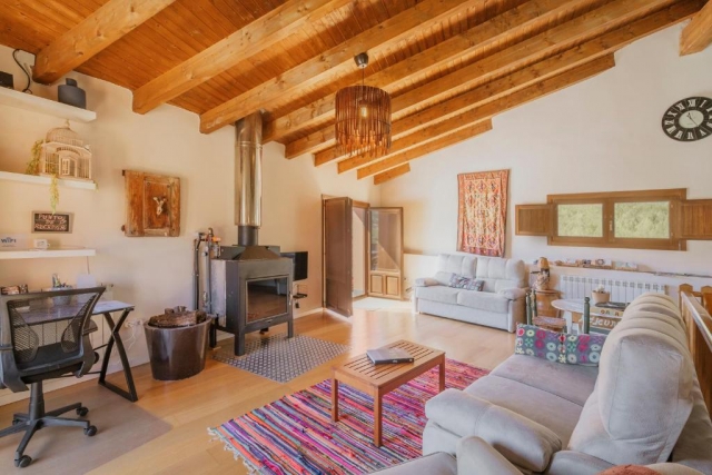 Sala amplia con chimenea 