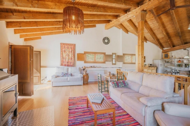 Sala amplia con sillones