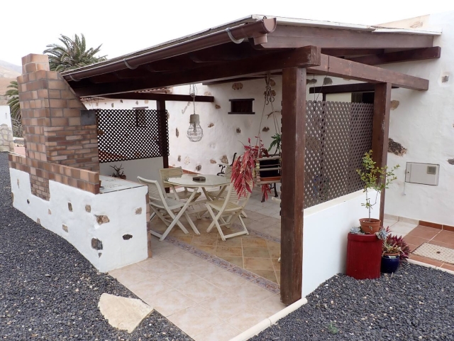 Amplio porche con barbacoa