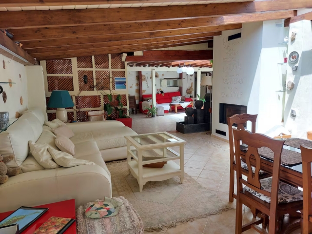 Sala amplia con chimenea