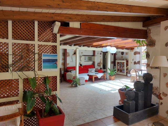 Sala amplia con sillones