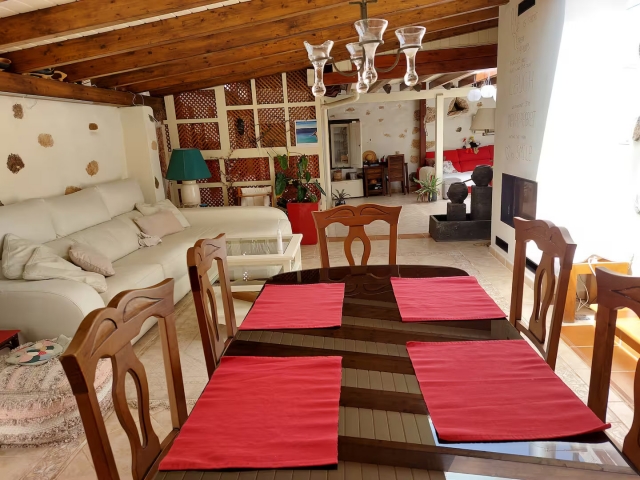 Sala amplia con su mesa 