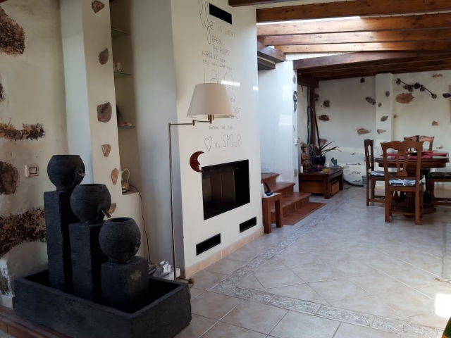 Sala de estar con chimenea
