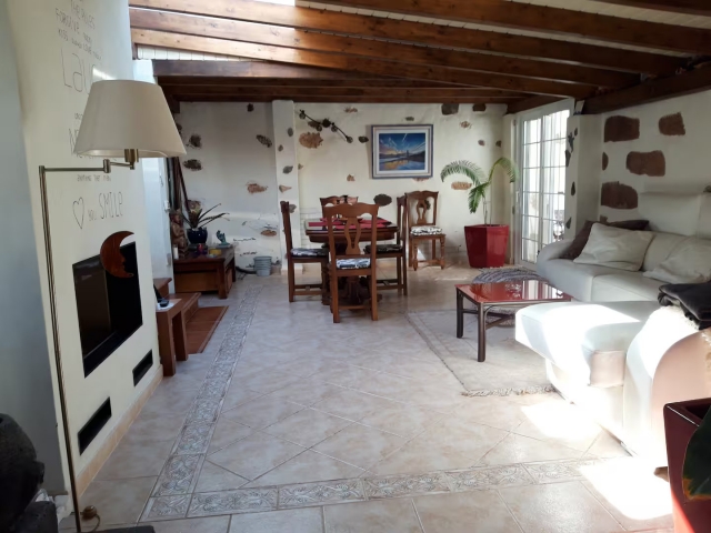 Sala de estar con mesa 