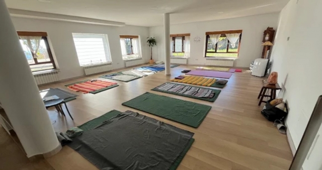 Sala amplia con ventanas