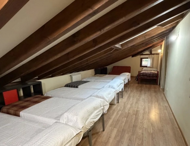 Dormitorio con varias camas
