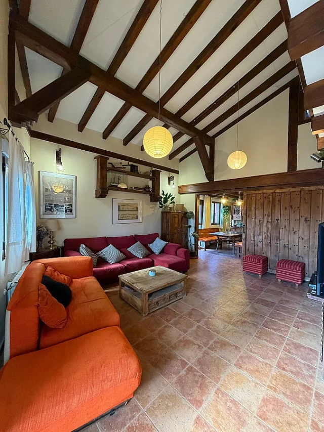 Sala amplia con tele