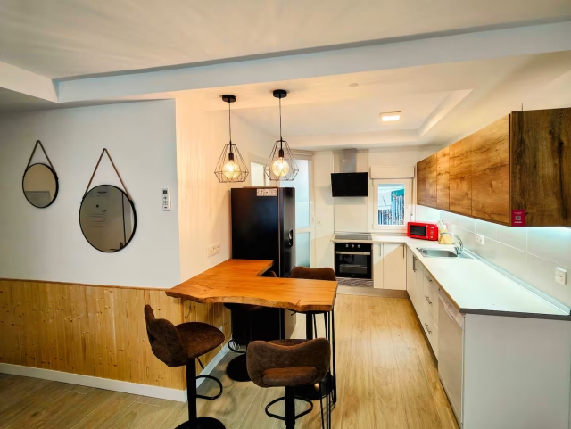 Cocina amplia con encimera