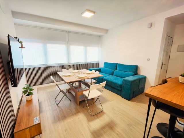 Sala amplia con mesa