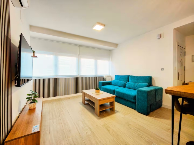 Sala amplia con sofá 