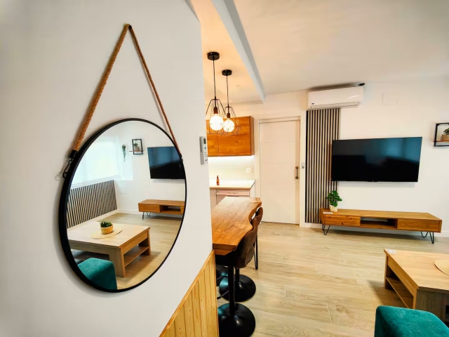 Sala de estar y espejo