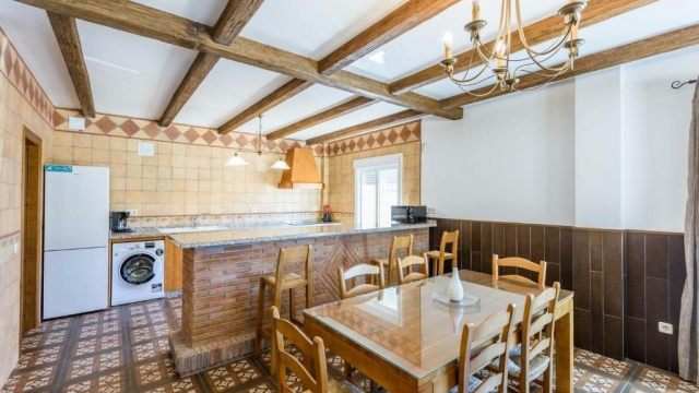 Cocina amplia con mesa 