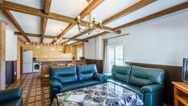 Sala amplia con la cocina