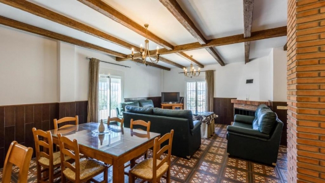 Sala amplia con mesa 