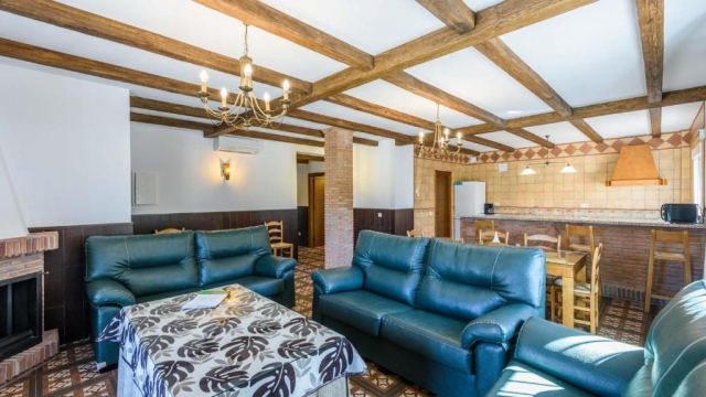 Sala amplia con mesa