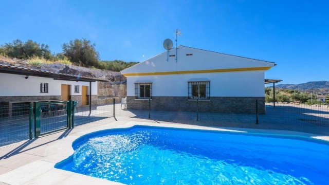 Vistas de la piscina vallada